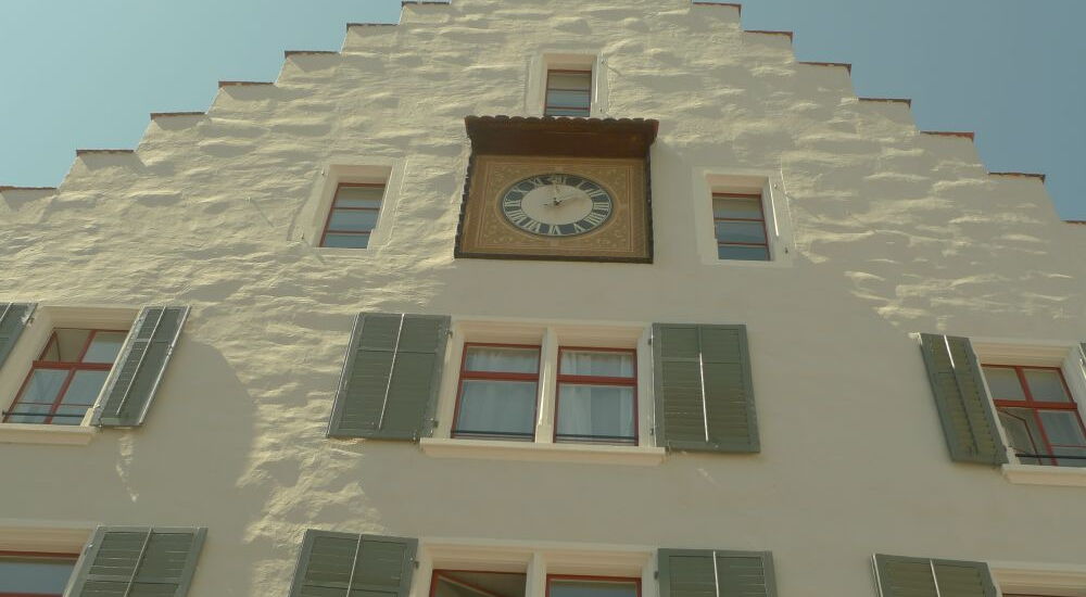Fassade mit der restaurierten Uhr
